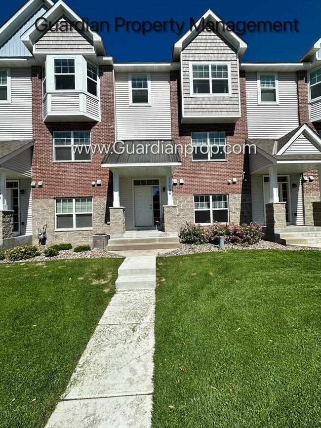 Building Photo - Champlin Town Home, Fireplace, 2 Car Garag...