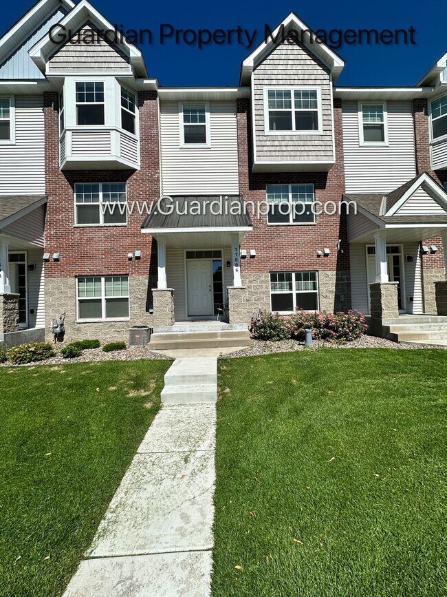 Foto del edificio - Champlin Town Home, Fireplace, 2 Car Garag...