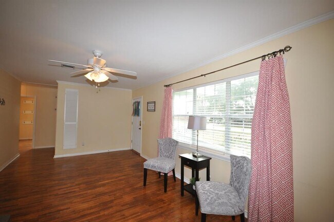 Building Photo - 2427 S Pearland Ave