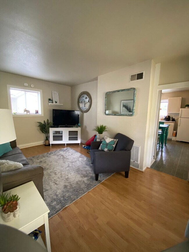 Building Photo - 2 Bed, 1 Bath in York Neighborhood  Close ...