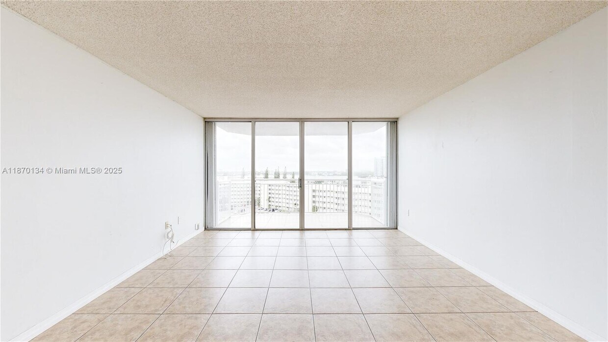 Foto principal - 18011 Biscayne Blvd