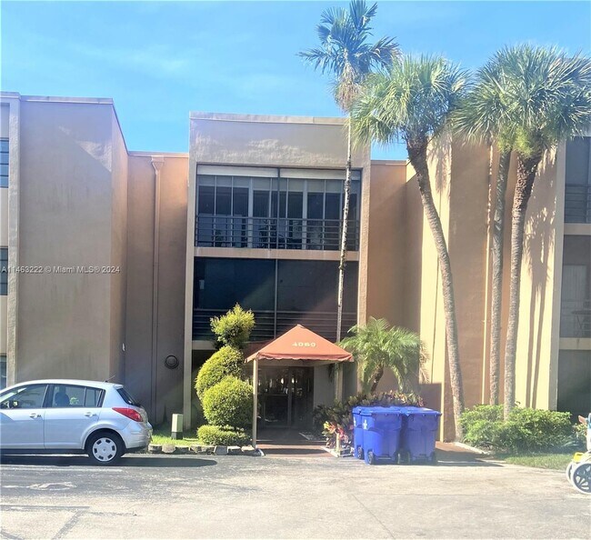 Foto del edificio - 4060 N Hills Dr