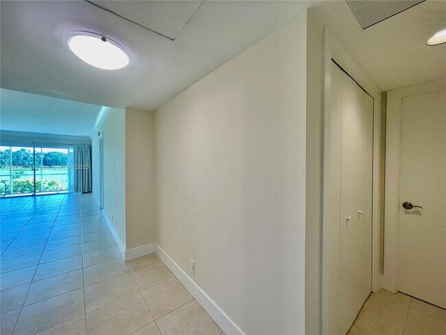 Foto del edificio - 2950 N Palm Aire Dr