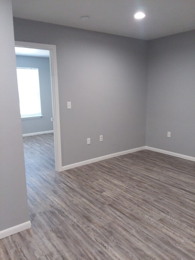 Building Photo - Small Efficient One Bedroom