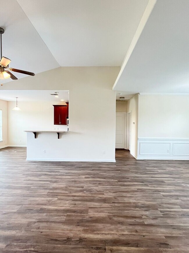 Foto del edificio - 3 Bedroom, 1 bath, with fenced in backyard...