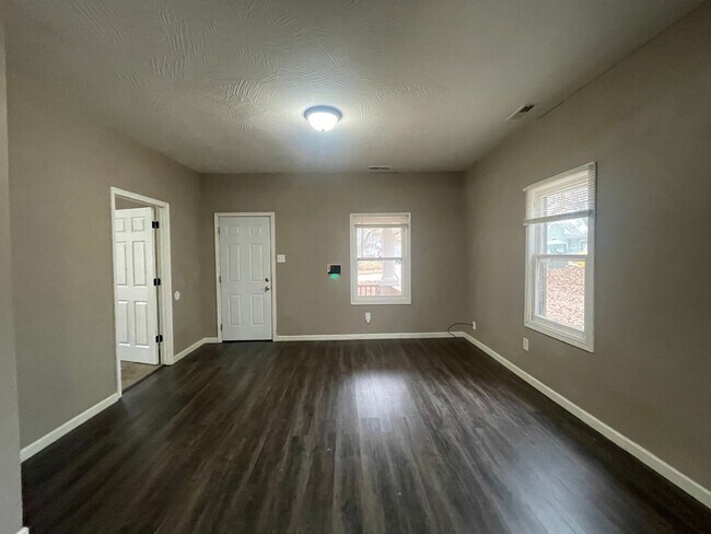 Building Photo - Recently Remodeled 3 Bedroom 1.5 Bathroom!