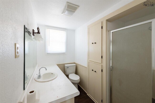 Building Photo - 923 Lutz Rd