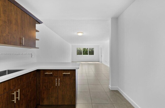 Building Photo - 6940 Miami Gardens Dr