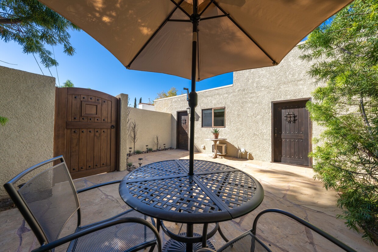 private backyard patio - 2852 Redwood St