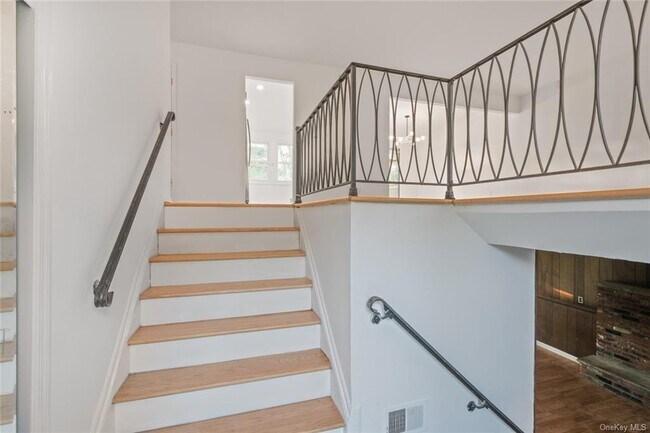 Building Photo - 2 Riverglen Dr