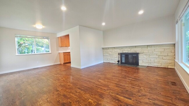 Building Photo - Beautifully Remodeled 3 Bed 2 Bath Rambler in Eastgate, Bellevue