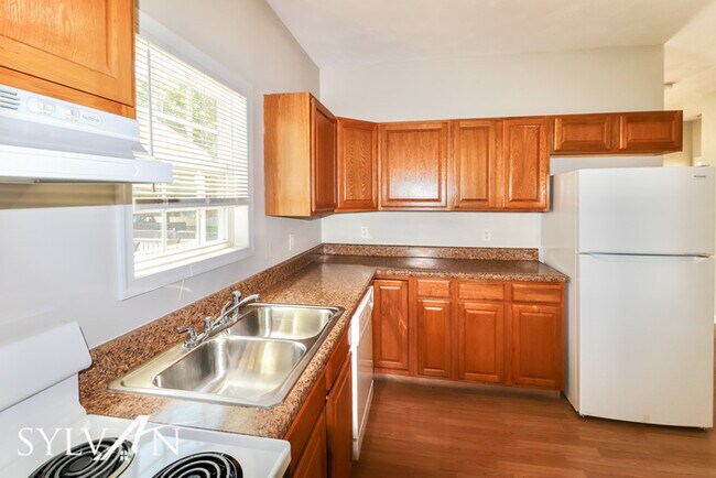 Foto del edificio - The living is easy in this 3 bedroom, 1.5 ...
