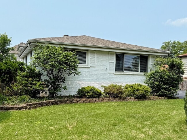 Building Photo - 572 N Emroy Ave