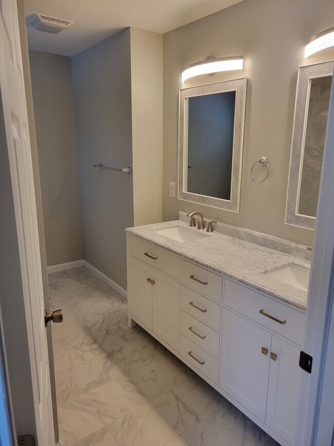 Baño principal - 1618 N Rural St