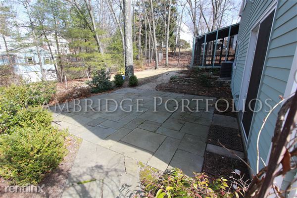 Building Photo - 9 Paddock Ln