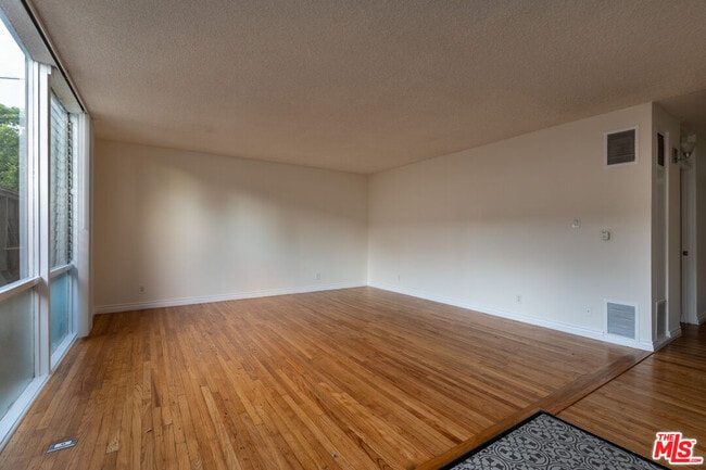 Building Photo - 11131 Rose Ave