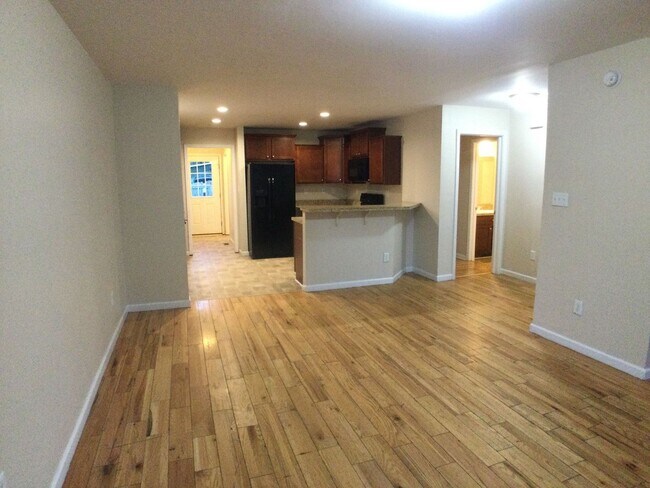 Foto del edificio - Radford, 5 BR / 5 BA, Available NOW