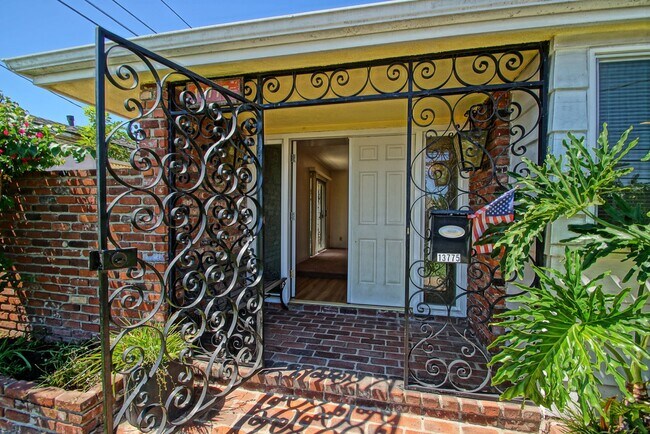 Foto del edificio - SPACIOUS, BRIGHT & AIRY, 3BR2BA HOME W/ GR...