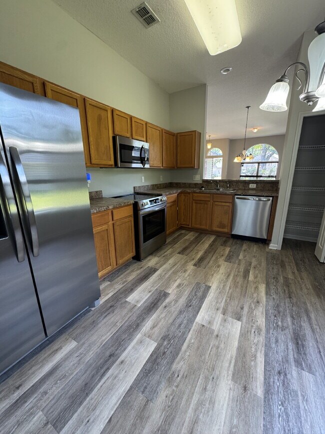 Foto del edificio - Spacious 4 Bedroom Pond-View Home with Upg...