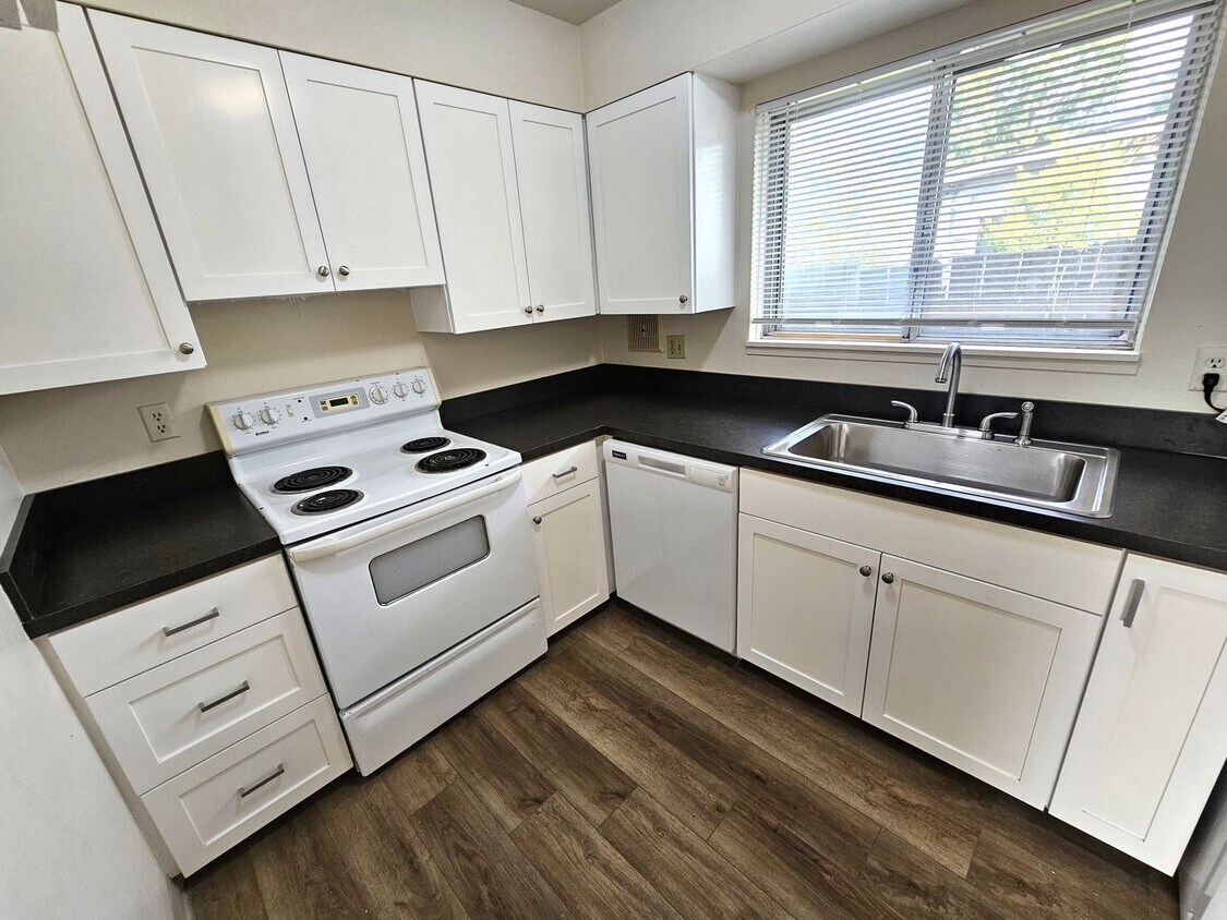 Foto principal - Updated 3 Bedroom, 1 Bath Apt in 4-Plex - ...