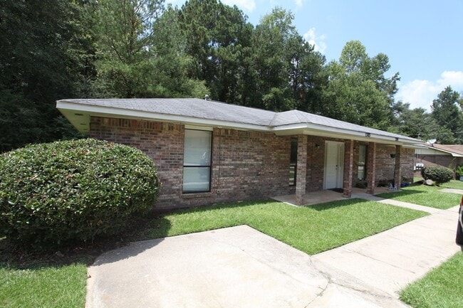 Two Bedroom Duplex Available March! - Two Bedroom Duplex Available March! House