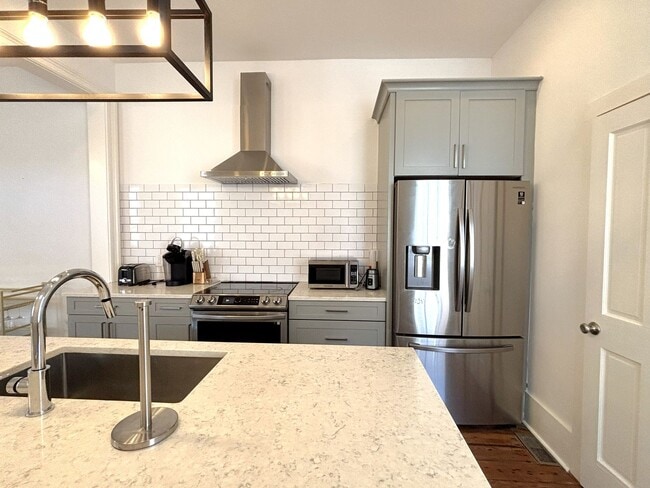 Building Photo - 148S