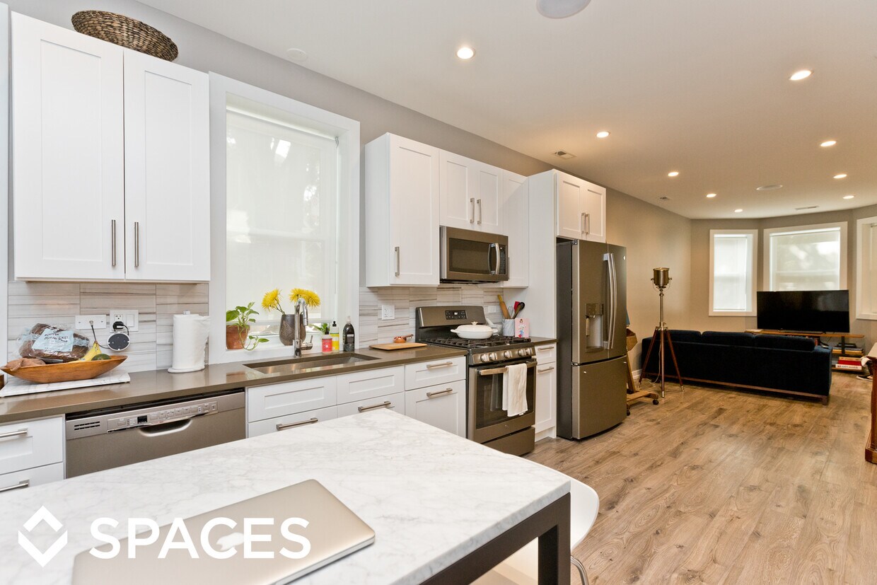 Foto principal - 3235 N Hoyne Ave