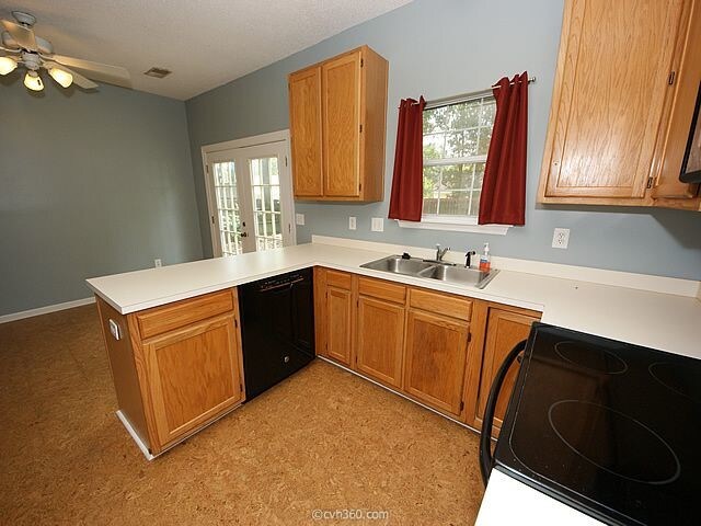 Building Photo - Spacious Home With Large Fenced Yard