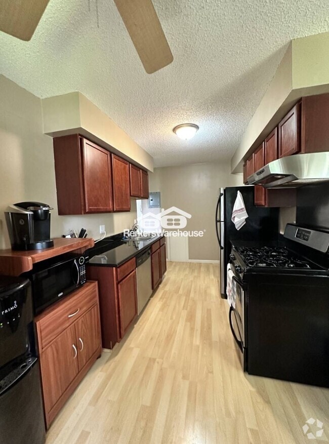 Building Photo - 2740 Rosalyn Ct