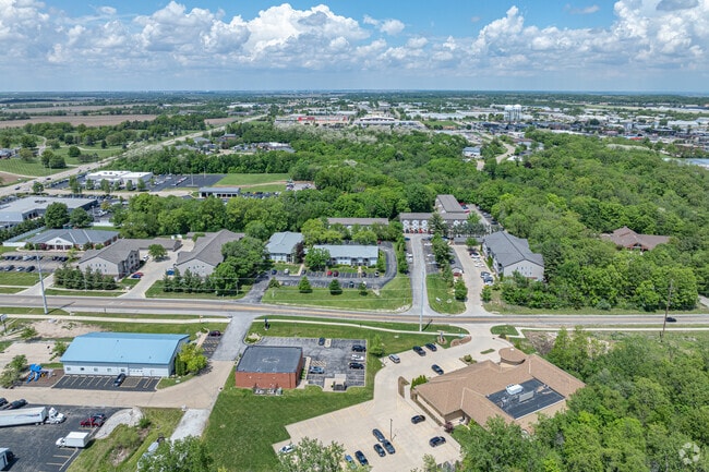 Aerial Context Image - Willow Knolls Apartments