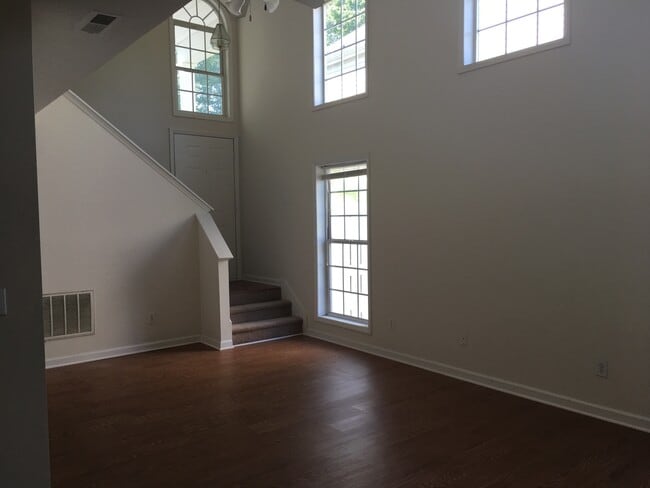 Building Photo - 3 BEDROOM SINGLE FAMILY HOME-2 1/2 bath~2 ...