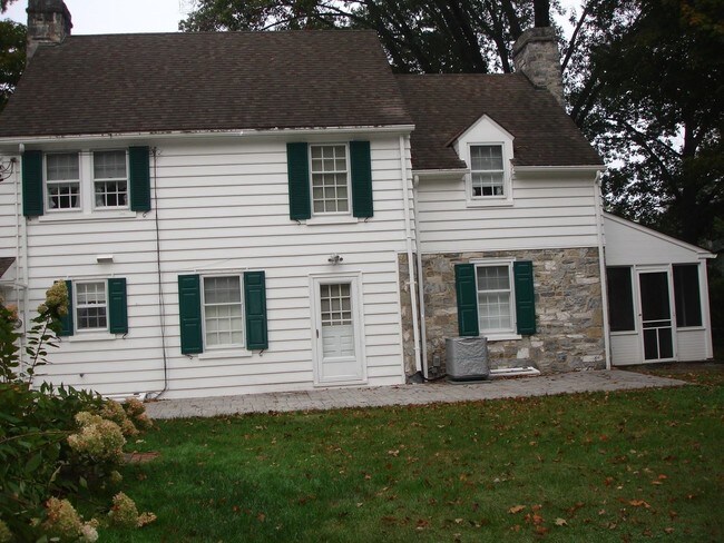Building Photo - 3 br, 1.5 bath House - 2037 LITITZ PIKE