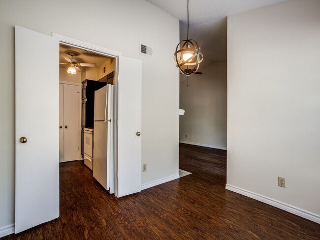 Foto del edificio - Two bedroom in the shaded Fair Oaks Apartments
