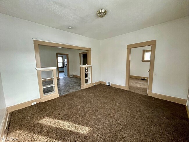 Building Photo - 9605 Lamontier Ave