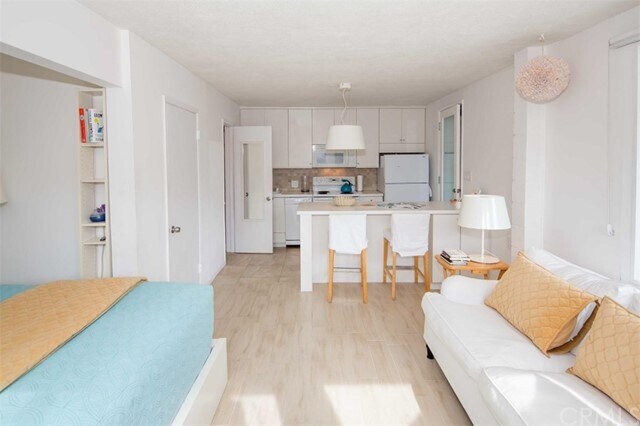 Foto del edificio - 1306 Bluebird Canyon Dr