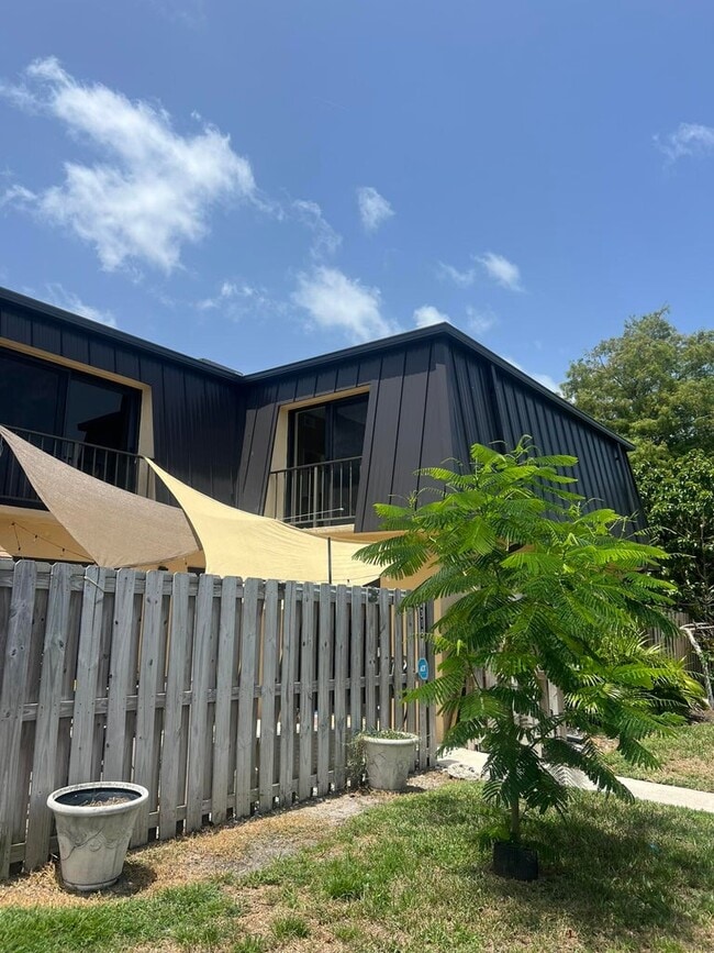 Building Photo - 2318 Waterside Dr