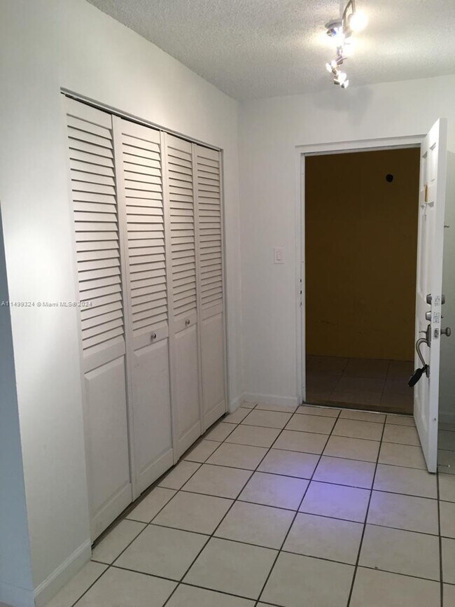 Building Photo - 9375 Fontainebleau Blvd