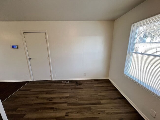 Foto del edificio - Spacious 3 Bedroom Home with Attached & Detached Garages