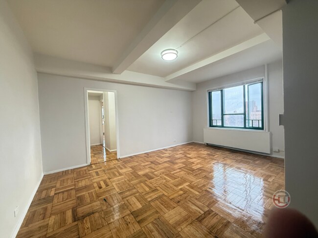 Foto del edificio - 1970 E Tremont Ave