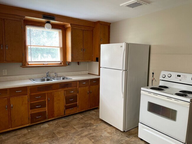 Building Photo - 3BR Ranch