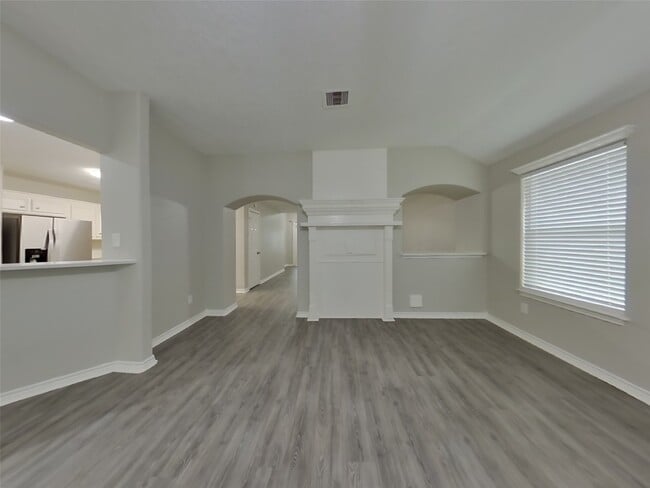 Foto del edificio - 729 Forest Ln Dr