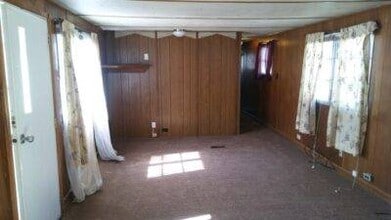 Building Photo - 3003 Dennis Ct NE