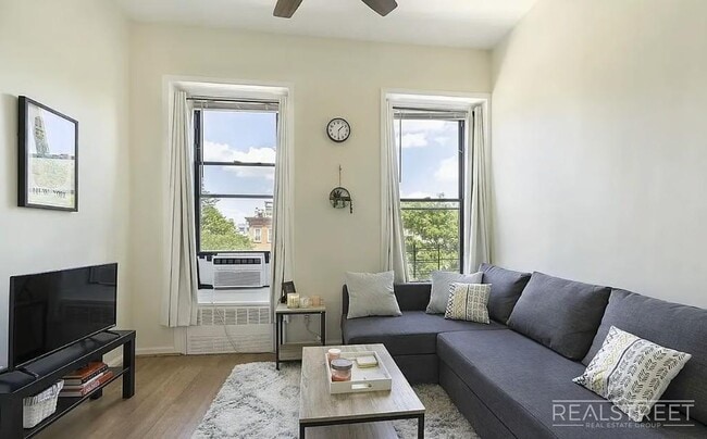 Building Photo - This spacious, sun-drenched one bedroom is available NOW!