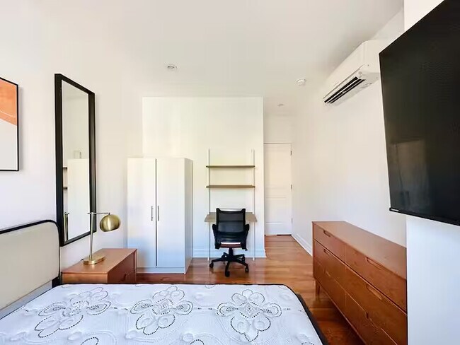 Foto del edificio - Furnished room/NOT APARTMENT