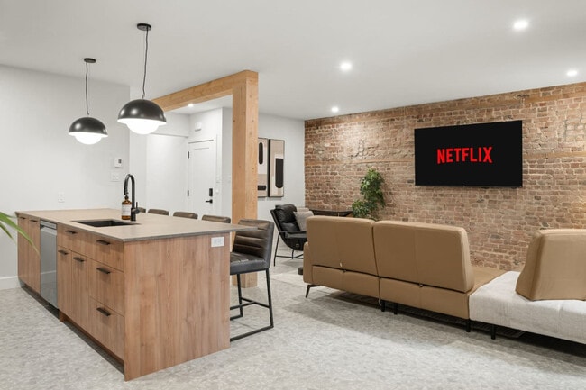 Building Photo - 4276 R. Saint-Denis
