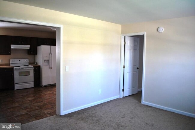 Building Photo - 306 Oakwood Ave