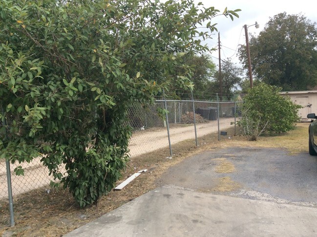 Back yard - Corbie apartments