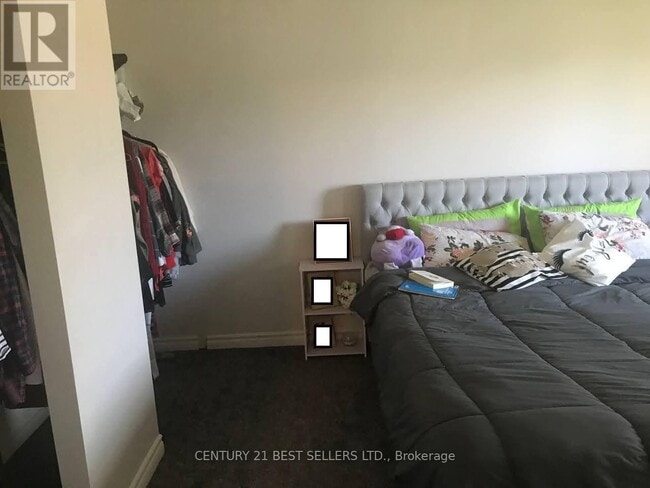 Photo du bâtiment - 700-700 Erinbrook Dr