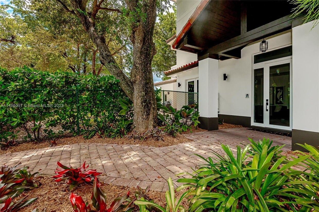 Primary Photo - 9550 SW 73rd Ave