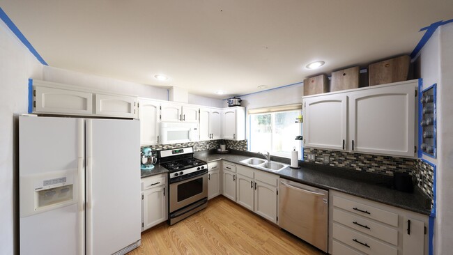 Building Photo - 3 Bed 2 Bath - One Story - Pet Friendly - ...